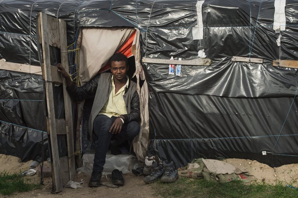 Uprchlický tábor v Calais se pomalu změnil v město.