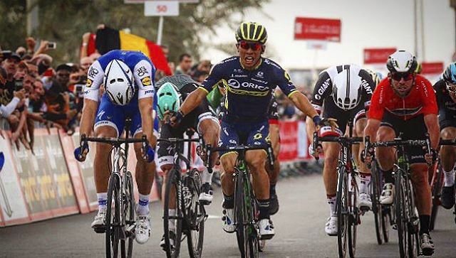 Cyklista Caleb Ewan se v cíli už radoval, ale nakonec o výhru přišel