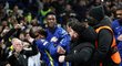 Fotbalisté Chelsea se radují z gólu Hudsona-Odoie do sítě Juventusu