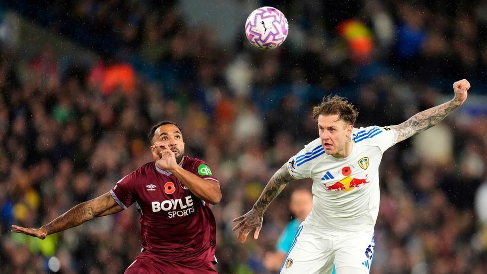 Callum Wilson (vlevo) z West Hamu v souboji s Leedsem