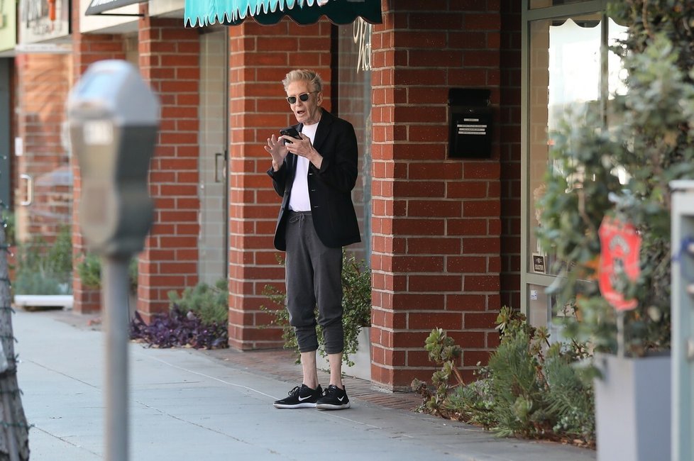 Módní návrhář Calvin Klein před nehtovým studiem v Beverly Hills.