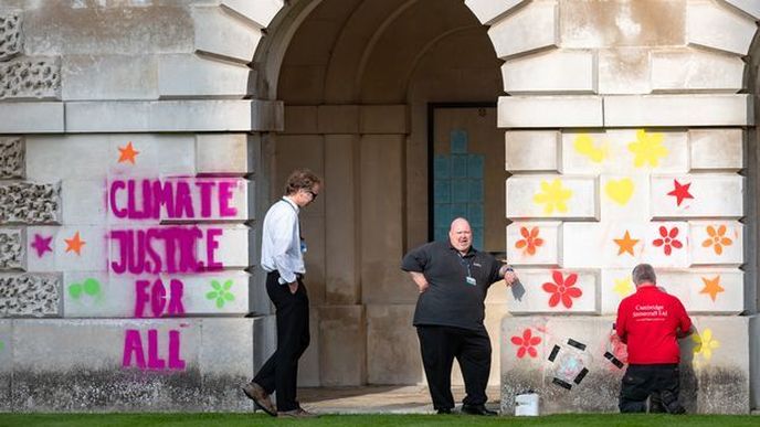 Studenti na protest proti investicím univerzity do uhlí a plynu nastříkali na starodávné budovy Cambridge graffiti.