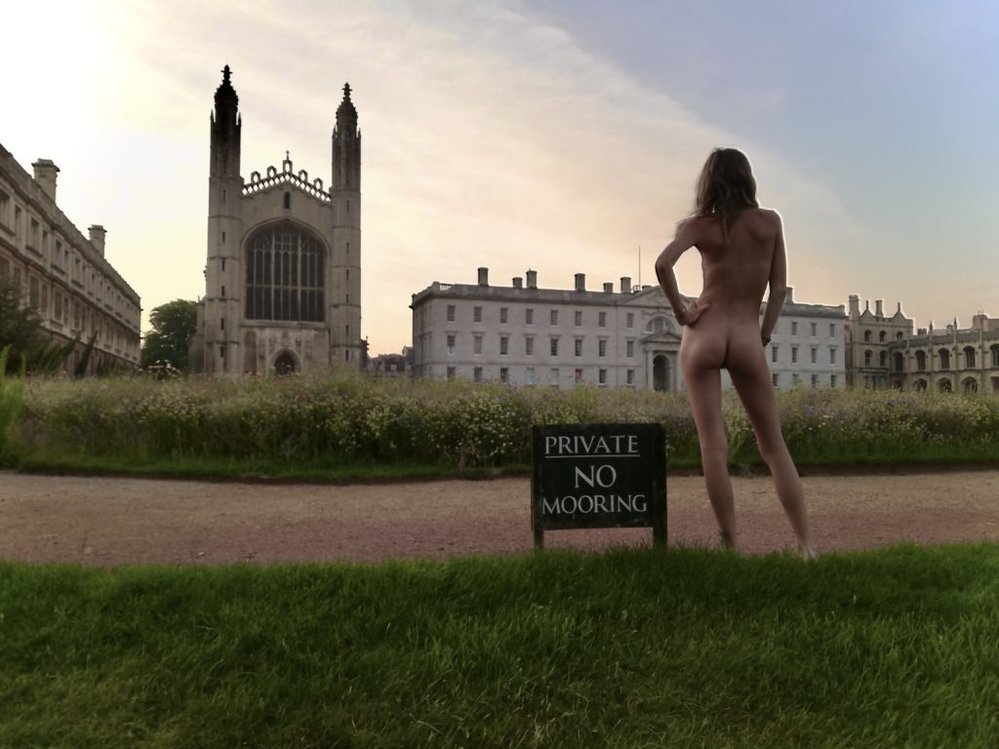 Na univerzitě v Cambridge pořádají studenti každoročně soutěž o nejkrásnější holý zadek.