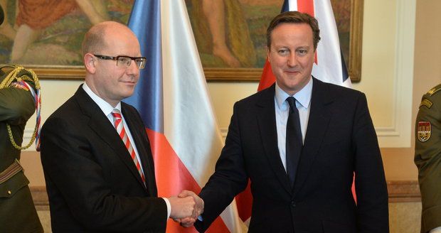 Cameron je v Česku. Se Sobotkou řešil i dávky pro Čechy v Británii