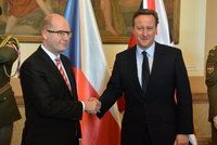 Cameron je v Česku. Se Sobotkou řešil i dávky pro Čechy v Británii