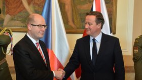 Camerona přijal neprve Bohuslav Sobotka, poté se britský premiér přesune na Pražský hrad.