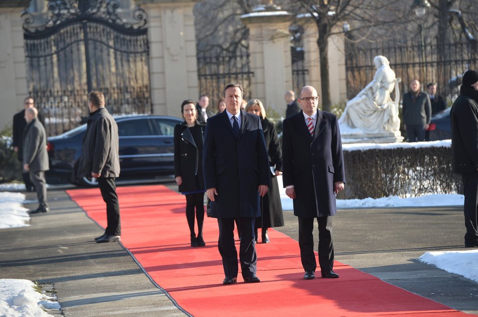 David Cameron na návštěvě v Praze. S premiérem Sobotkou řešil migraci i prodej letadel.