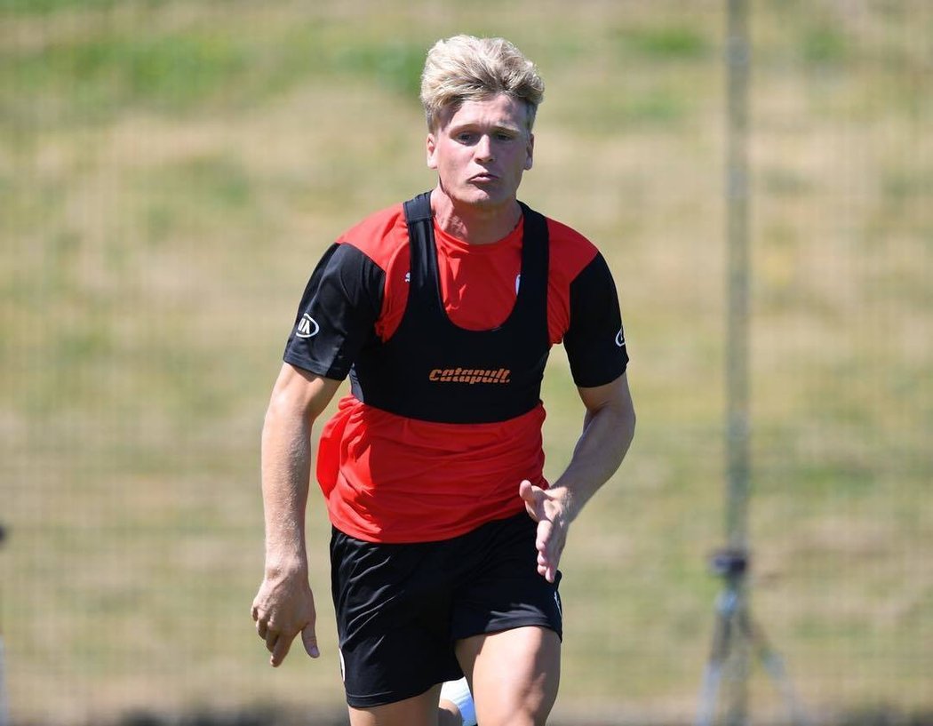 Fotbalista Cameron McGeehan při tréninku