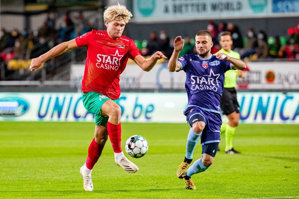 Fotbalista Cameron McGeehan v dresu Oostende