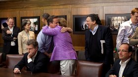 Cameron nakonec nabídl Merkelové náruč