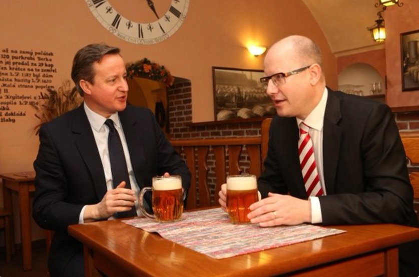 Britský a český premiér na pivu