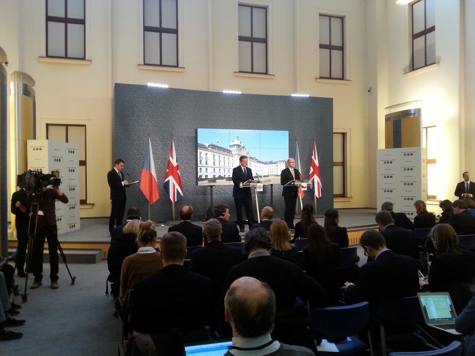 David Cameron a Bohuslav Sobotka na tiskové konferenci po jednání v Praze