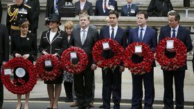 Lídři britských politických stran na chvíli zapomněli na úspěchy i neúspěchy voleb a uctili památku padlých vojáků.