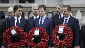 Vítěz David Cameron (vpravo) vedle svých poražených protivníků Eda Milibanda (vlevo) a Nicka Clegga (uprostřed)