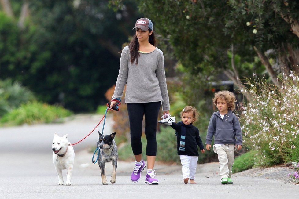 Camila Alves na procházce se svými dětmi a psy