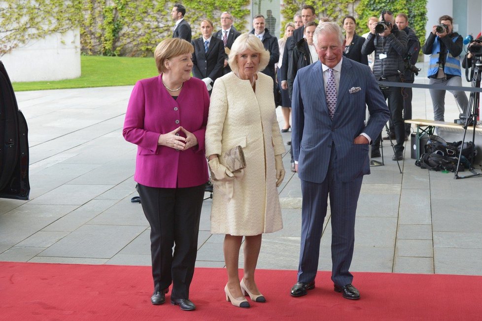 Princ Charles s Camillou a Angelou Merkelovou v Berlíně