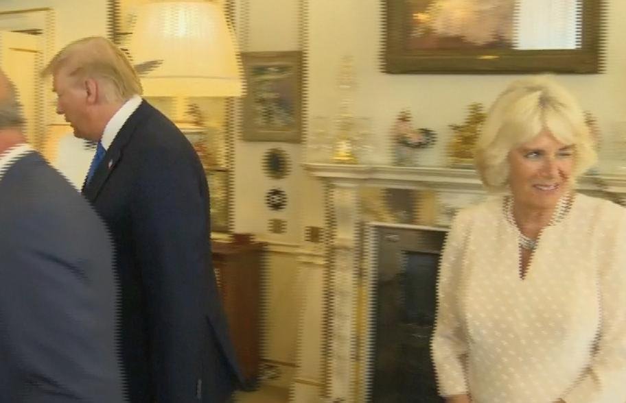 Vévodkyně Camilla laškovně mrká na bodyguardy