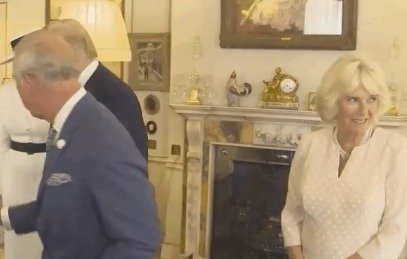 Vévodkyně Camilla laškovně mrká na bodyguardy