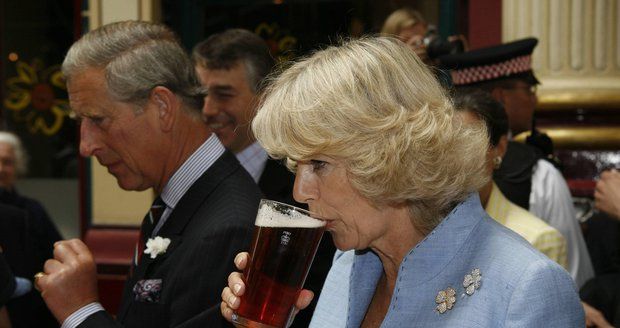 Vévodkyně Camilla pije pivo.