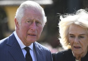 Po Charlesovi má covid i jeho žena Camilla.