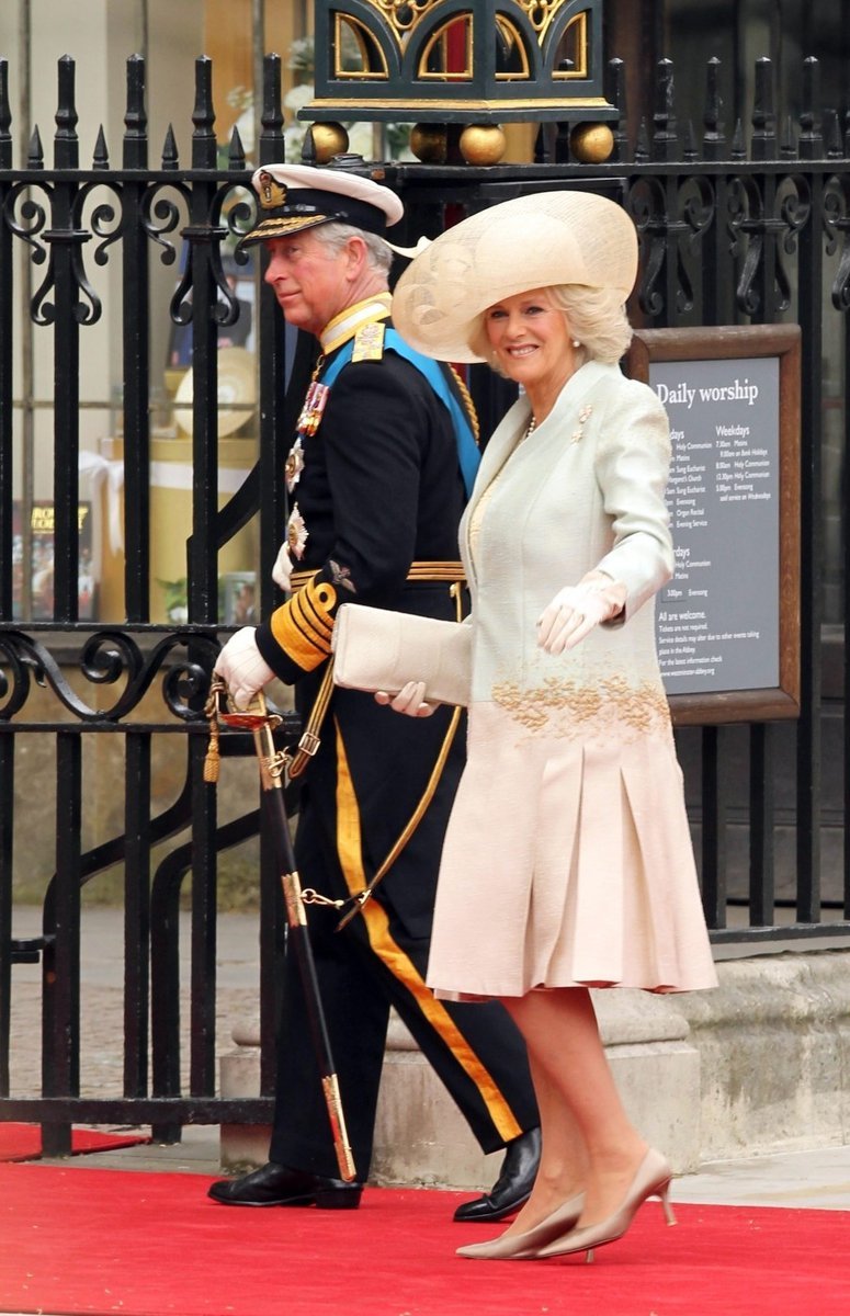 Camilla přišla v krémovém kostýmku. Její klobouk měl hodně širokou krempu. Aspoň jí nikam nenapršelo