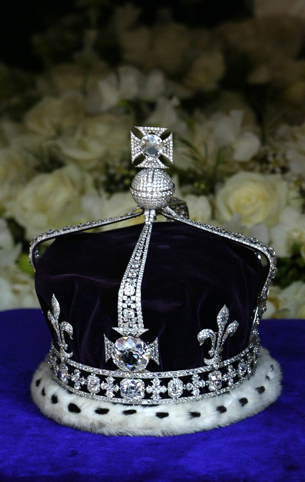Koruně vévodí diamant Koh-i-Noor. Váží asi 22 gramů a jeho hodnota je odhadována na 5 miliard korun!
