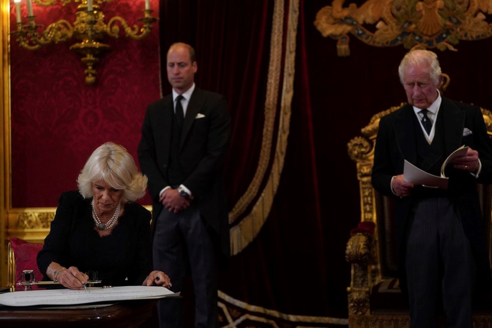 Camilla podepisuje Karlovu přísahu.