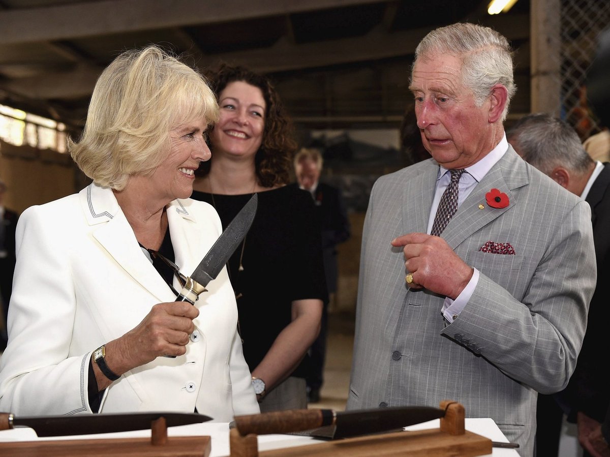 Vévodkyně vzala na Charlese nůž.