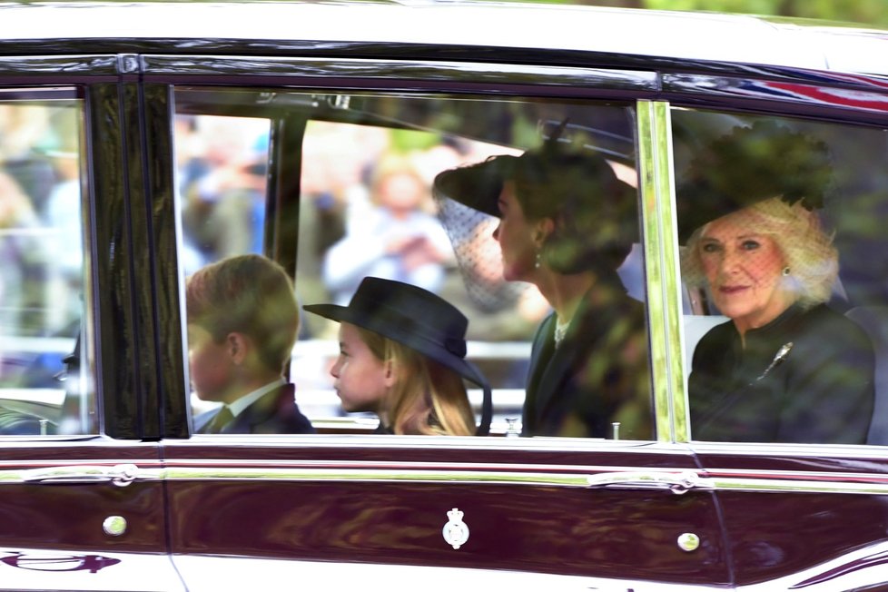 Camilla Parkerova jela na pohřeb s Kate Middletonovou