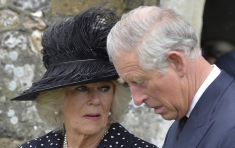 Šokovaná Camilla se svým manželem princem Charlesem