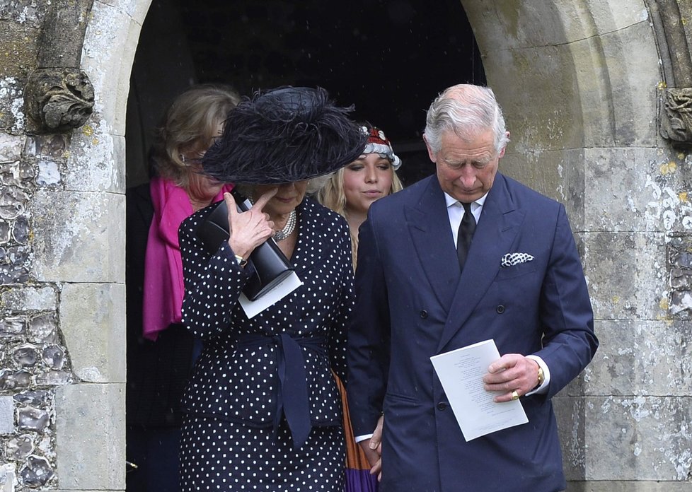 Camilla v slzách odchází z kostela.
