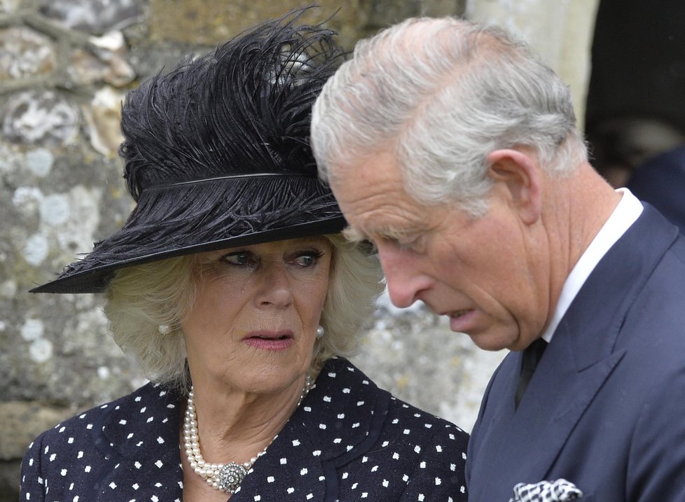 Zdrcená Camilla se svým manželem princem Charlesem