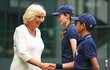 I jindy nepřístupná vévodkyně Camilla ukázala, jak se chovat na tribuně, a při Wimbledonu se zdravila jak s diváky, tak i s malými podavači míčků