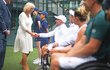 I jindy nepřístupná vévodkyně Camilla ukázala, jak se chovat na tribuně, a při Wimbledonu se zdravila jak s diváky, tak i s malými podavači míčků