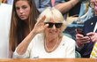 I jindy nepřístupná vévodkyně Camilla ukázala, jak se chovat na tribuně, a při Wimbledonu se zdravila jak s diváky, tak i s malými podavači míčků