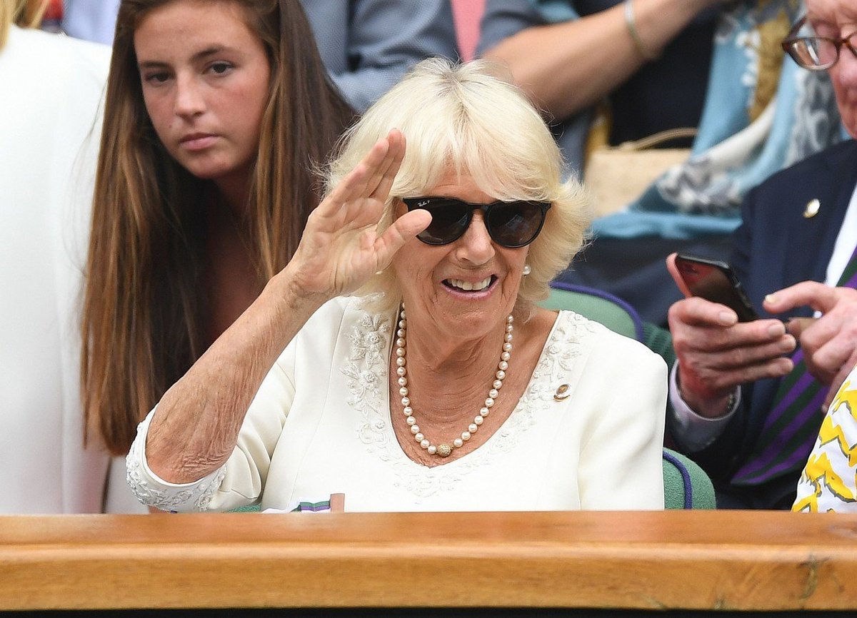 I jindy nepřístupná vévodkyně Camilla ukázala, jak se chovat na tribuně, a při Wimbledonu se zdravila jak s diváky, tak i s malými podavači míčků