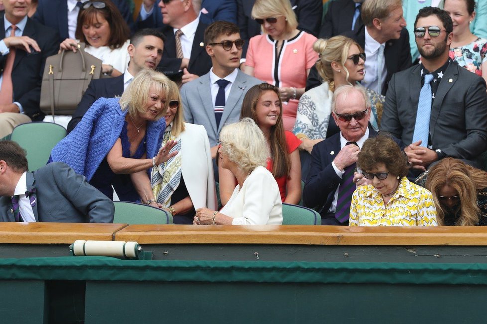 I jindy nepřístupná vévodkyně Camilla ukázala, jak se chovat na tribuně, a při Wimbledonu se zdravila jak s diváky, tak i s malými podavači míčků