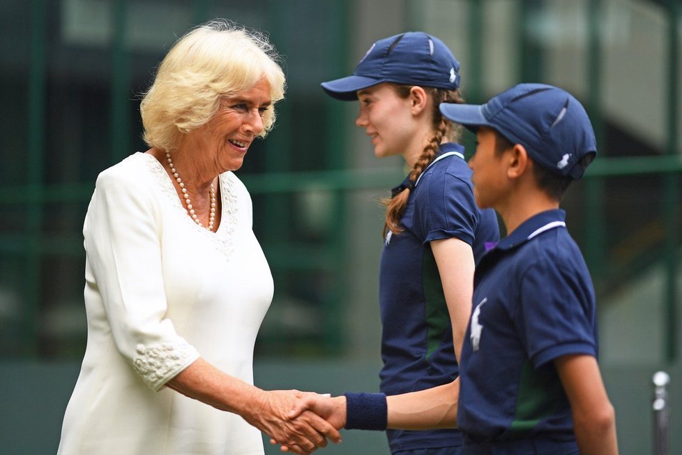 I jindy nepřístupná vévodkyně Camilla ukázala, jak se chovat na tribuně, a při Wimbledonu se zdravila jak s diváky, tak i s malými podavači míčků.