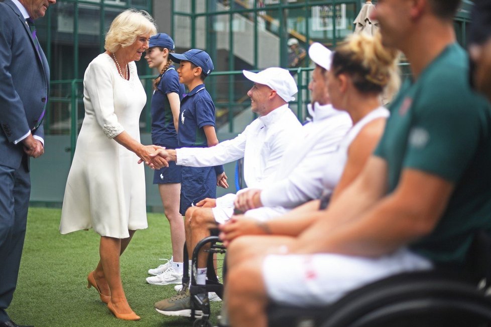 I jindy nepřístupná vévodkyně Camilla ukázala, jak se chovat na tribuně, a při Wimbledonu se zdravila jak s diváky, tak i s malými podavači míčků