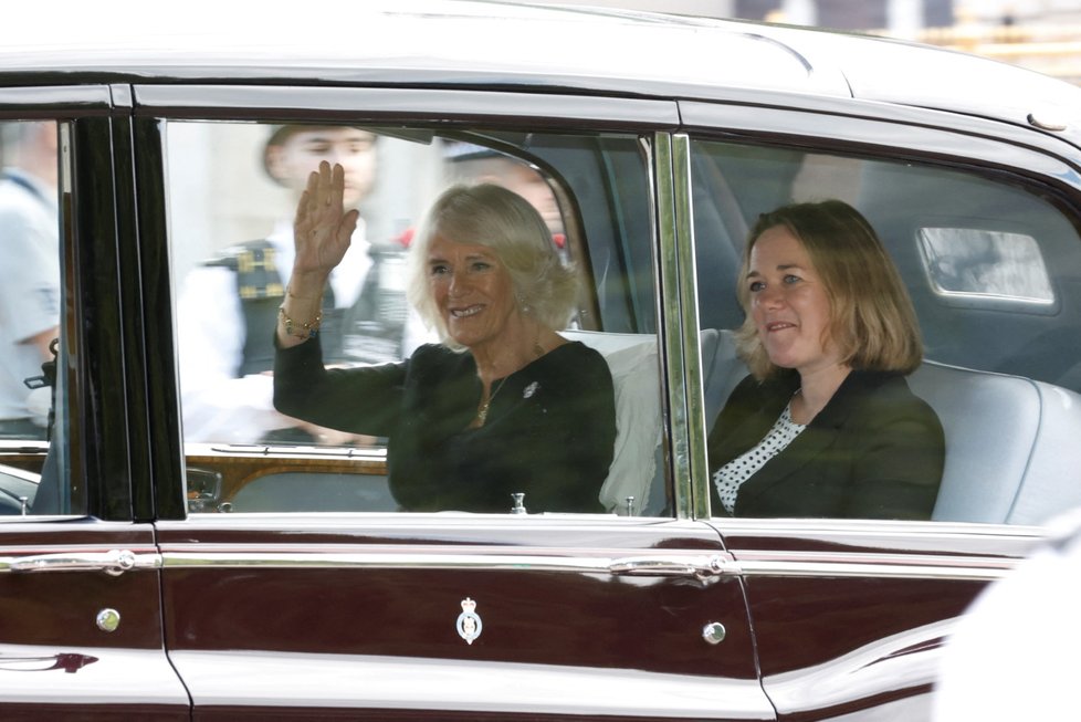 Královnu Camillu čekalo u Buckinghamského paláce vřelé uvítání.