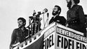 Fidel Castro po příjezdu do Havany, vpravo od něj stojí Camilo Cienfuegos, vlevo Che Guevara Fidel Castro po příjezdu do Havany, vpravo od něj stojí Camilo Cienfuegos, vlevo Che Guevara