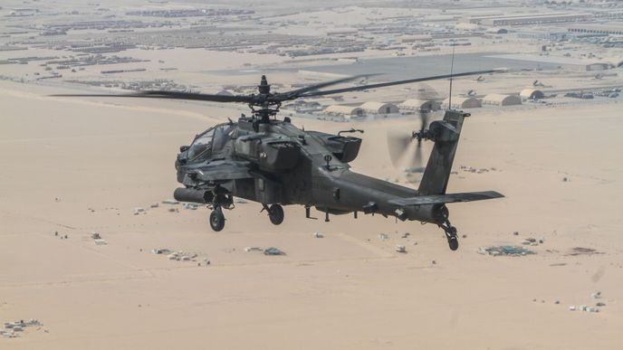 Vrtulník AH-64D Apache nad Pattonovým heliportem na základně Camp Arifjan v Kuvajtu (2015). Vrtulník AH-64D Apache nad Pattonovým heliportem na základně Camp Arifjan v Kuvajtu (2015).