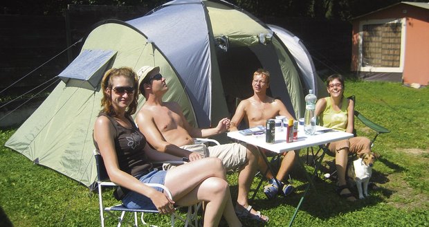 Do kempu přijeli také Eva Prouzová (27) z Nymburka, Jiří Kašpar (28) a Martin (27) s Helenou (25) Pošvovi z Prahy. Ocenili hlavně čistotu sociálek.