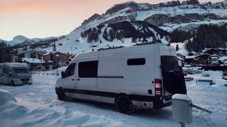 Na lyže obytňákem? Míst pro parkování karavanů přibývá i na horách, lze na ně čerpat dotace