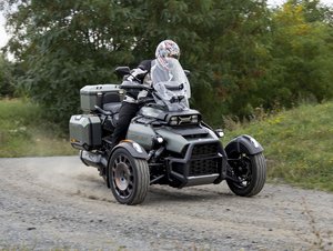 Mototest Can-Am Canyon Redrock: Když dvě kola nestačí