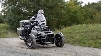 Mototest Can-Am Canyon Redrock: Když dvě kola nestačí Mototest Can-Am Canyon Redrock: Když dvě kola nestačí