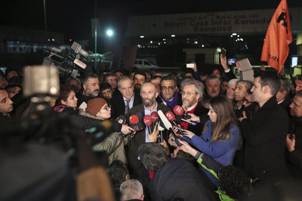 Turecko propustilo na svobodu dva novináře: Upozornili na vazbu islamistů na Ankaru.
