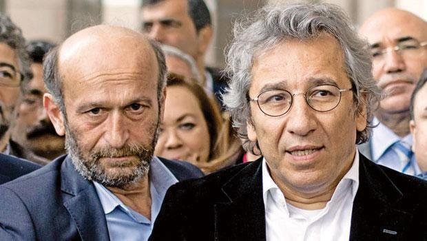 Novináři Erdem Gül (vlevo) a Can Dündar, stále jim hrozí doživotí.