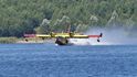 Hasicí letadla Canadair CL-415 nabírají na jezeře Milada vodu pro hašení požáru v Národním parku České Švýcarsko