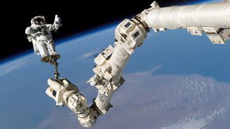 Canadarm2: Mechanický manipulátor už 16 let pomáhá astronautům na ISS